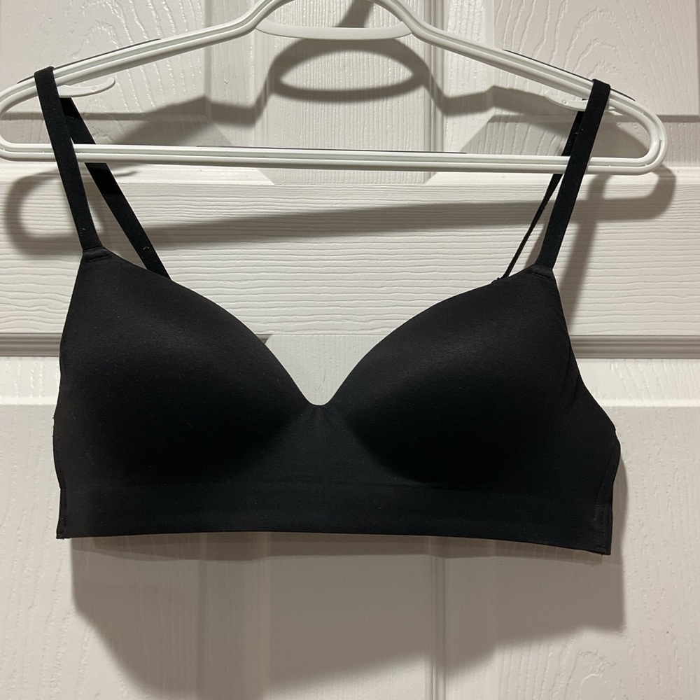 Stretchy black workout bra
